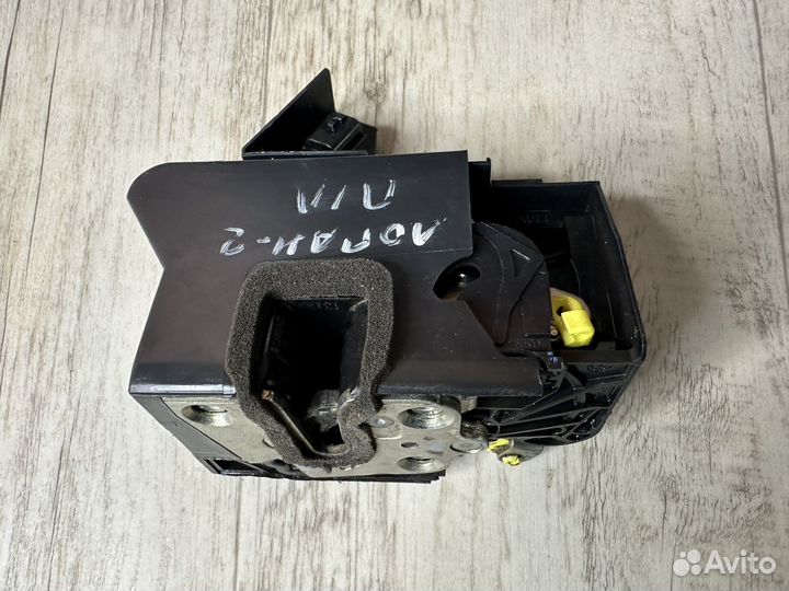 Замок двери передний левый Renault Logan 2