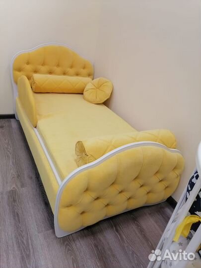 Детская кровать с мягкими спинками