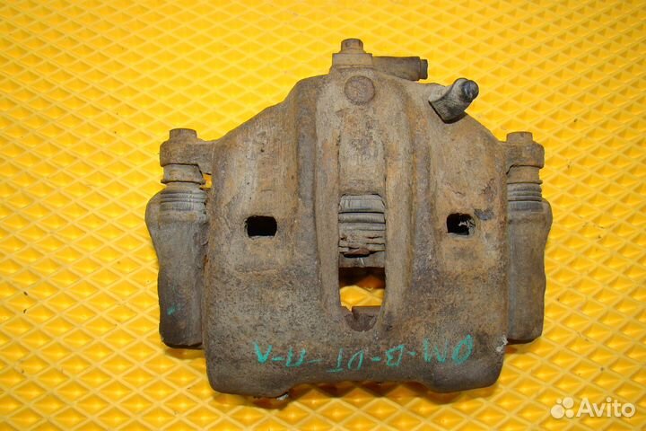 Суппорт передний левый Opel Omega B