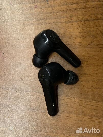 Беспроводные наушники JBL tune 215 tws неисправные