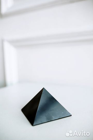 Полированная пирамида из шунгита 3см