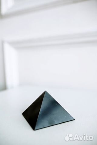 Полированная пирамида из шунгита 3см