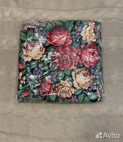 Платок с павлопосадским рисунком 140*140