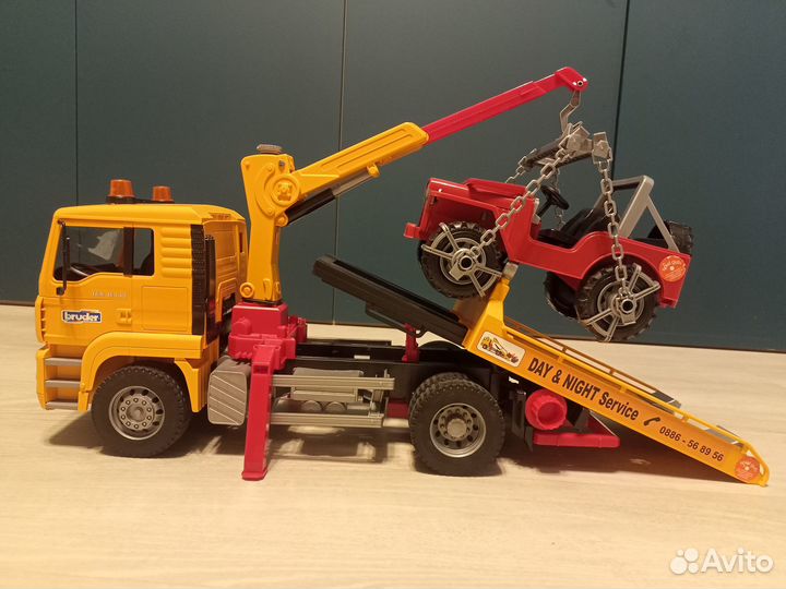 Эвакуатор Bruder с джипом