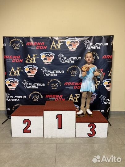 Костюм для выступлений по фигурному катанию