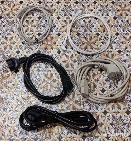 Кабель питания и интернет-кабель