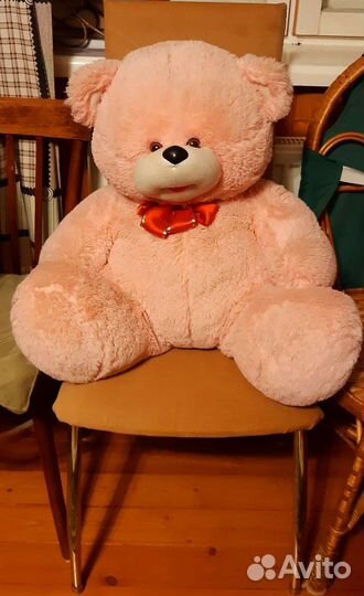 Большой розовый плюшевый медведь