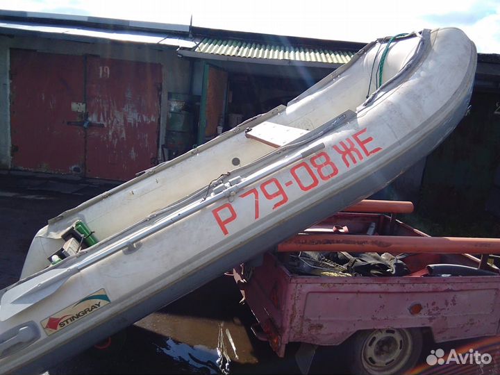 Моторная лодка с прицепом