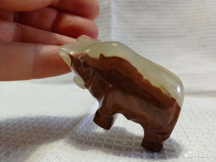 Фигурка быка из натурального оникса