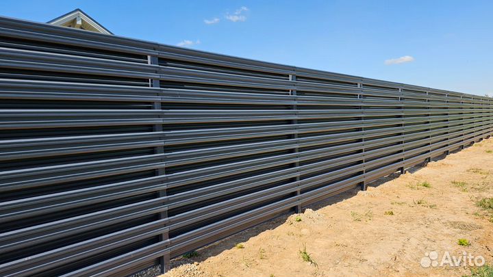 Забор из евроштакетника. Горизонтальный монтаж