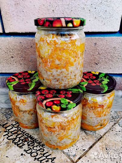 Гречка с котлетами, подливкой и молодыми овощами