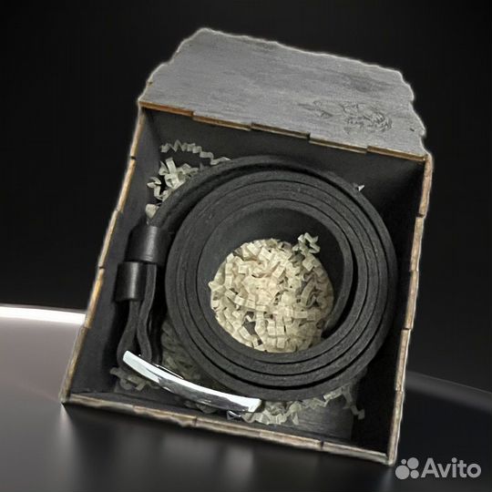 Кожаный ремень в подарочной коробке