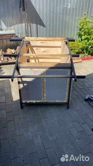 Домик для собаки на металлическом каркасе