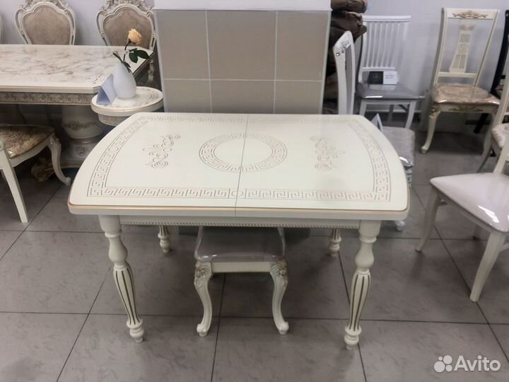 Кухонный стол и стулья