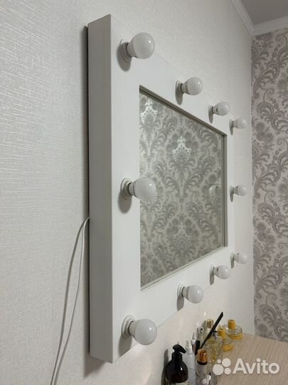 Гримерное зеркало с лампочками