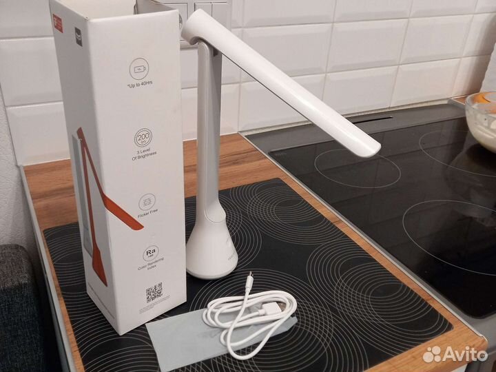 Лампа настольная белая