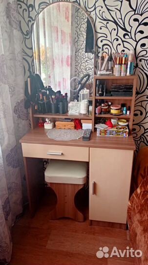 Туалетный столик с зеркалом