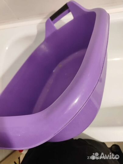 Детская ванночка и большой тазик для одежды