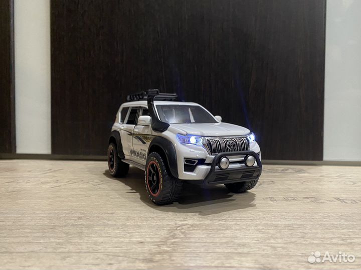 Металическая модель тойота 1:28