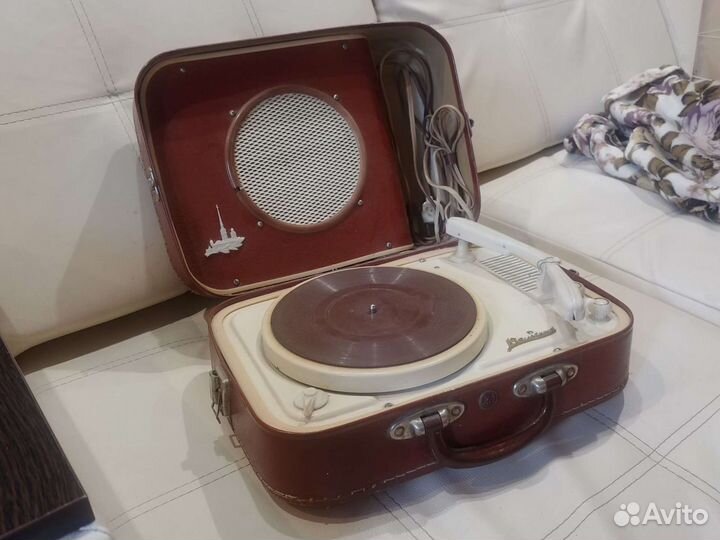 Проигрыватель виниловых пластинок 