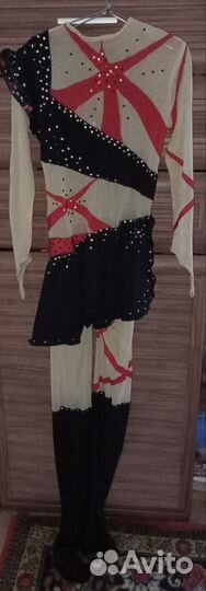 Костюм для выступлений по фигурному катанию