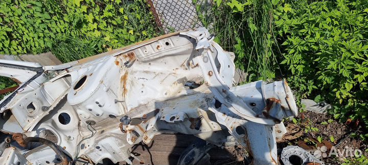 Nissan Avenir Expert лонжерон стакан четверть