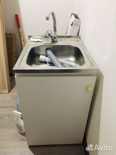 Кухонная мойка с тумбой со смисителем