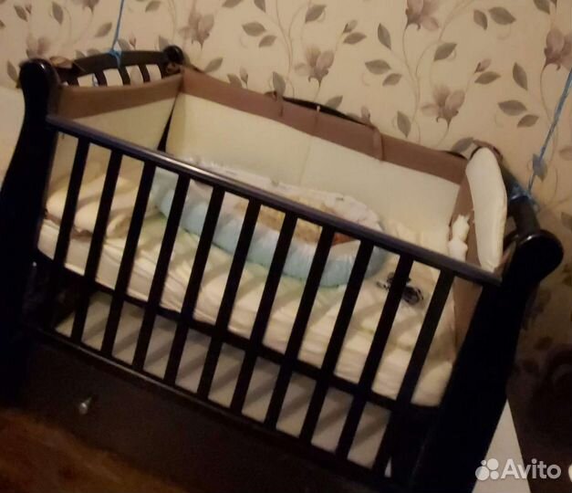 Детская кроватка с маятником