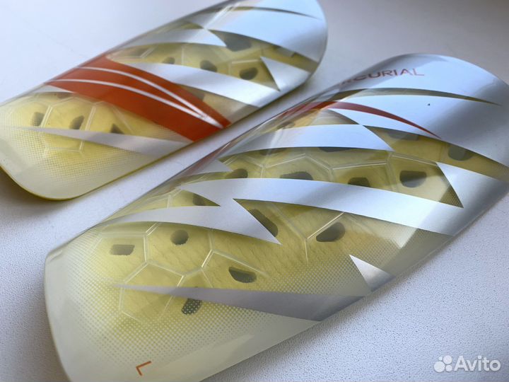 Футбольные щитки