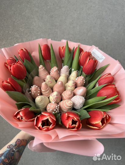 Букет из клубники в шоколаде с цветами