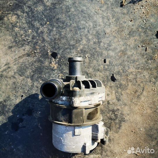Дополнительный насос системы охлаждения Audi