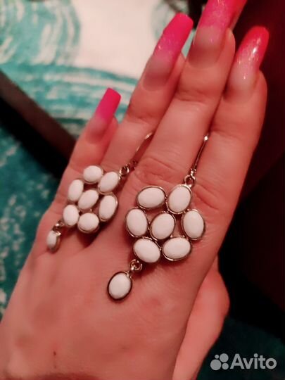 Серьги белые