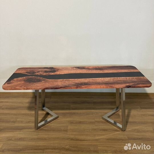 Обеденный стол 'Surprised Disc'