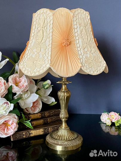 Красивая старинная лампа