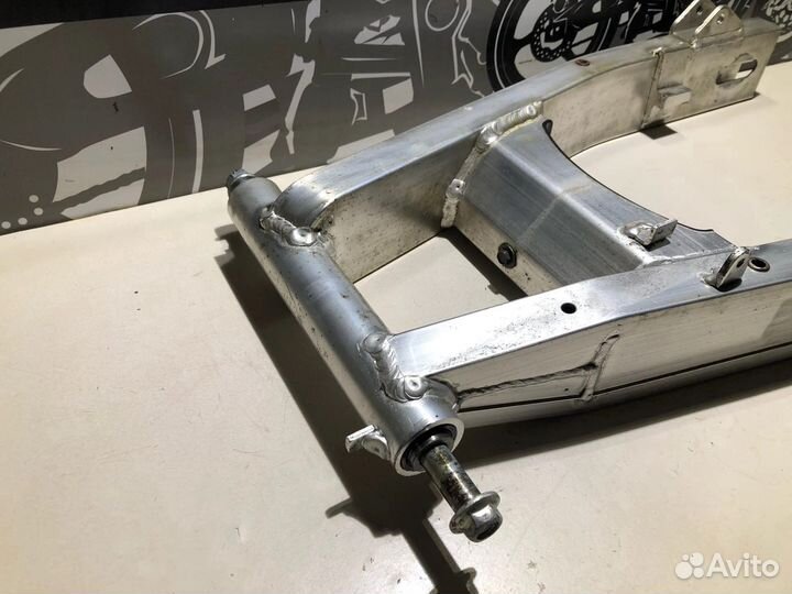 Маятник в сборе с осью Honda CB 400 SF NC31 1994г