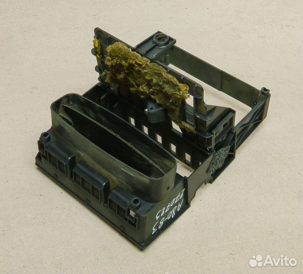 Консоль центральная Audi 80 B3