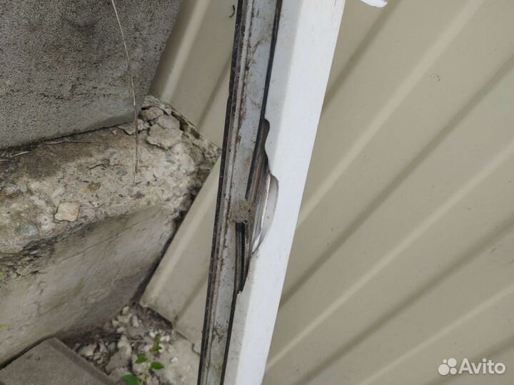 Дверь входная пластиковая со стеклом и рамой