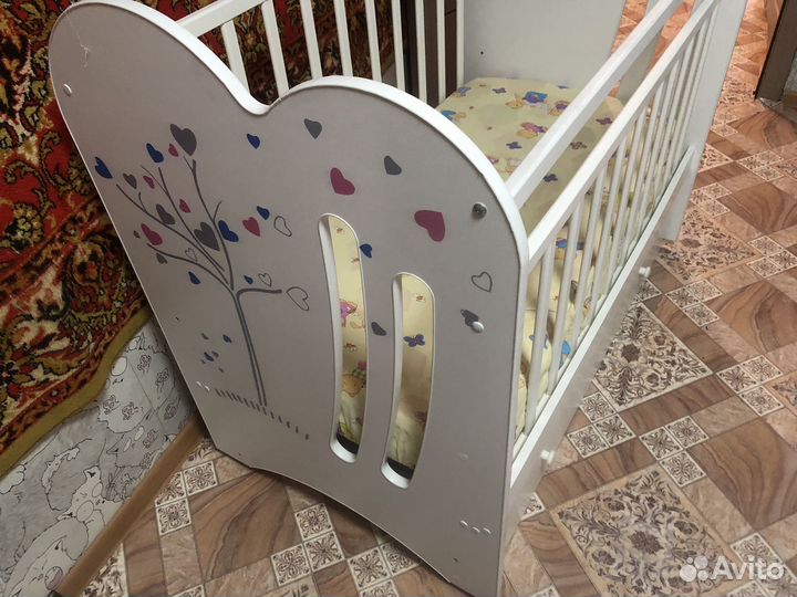 Детская кроватка с маятником и ящиком