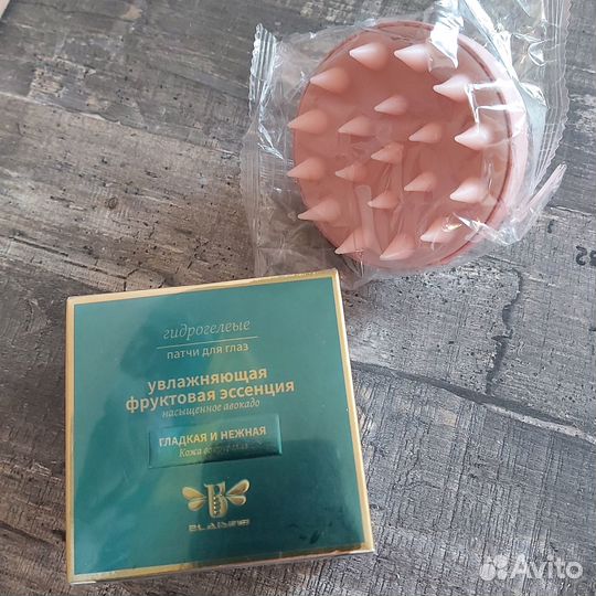 Патчи для глаз и массажная щетка для головы