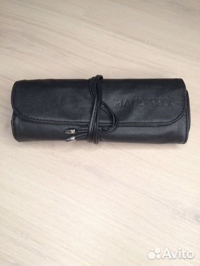 Чехол для кистей и кисть для лица