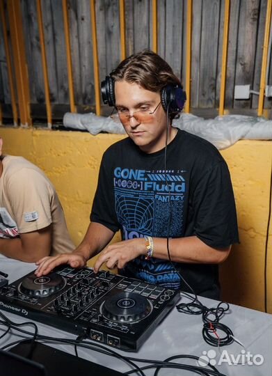 Диджей с оборудованием