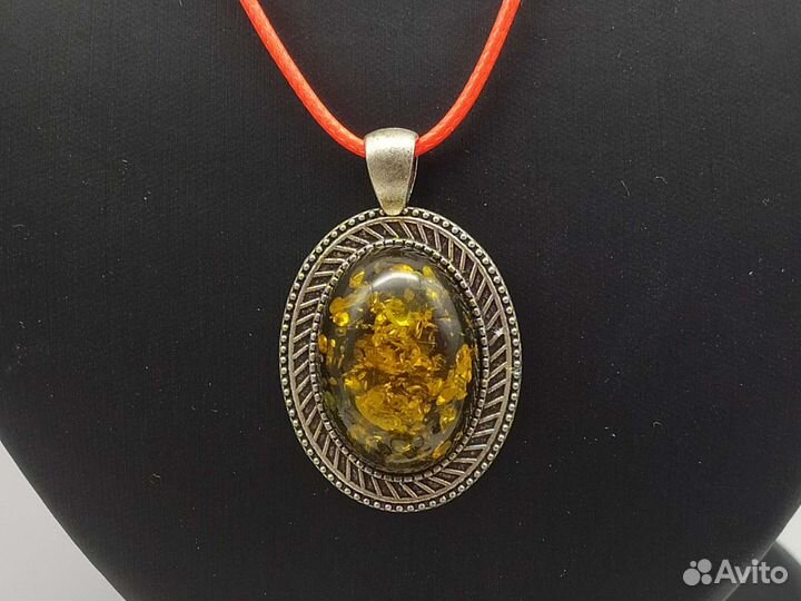Кулон в романском стиле (Плавленый янтарь)