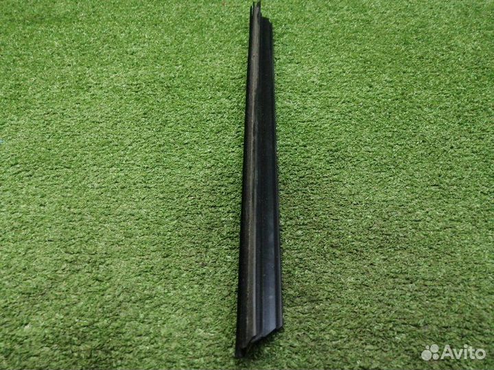 Уплотнитель стекла двери Mercedes Glk