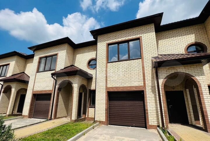 Таунхаус 325 м² на участке 2,4 сот.