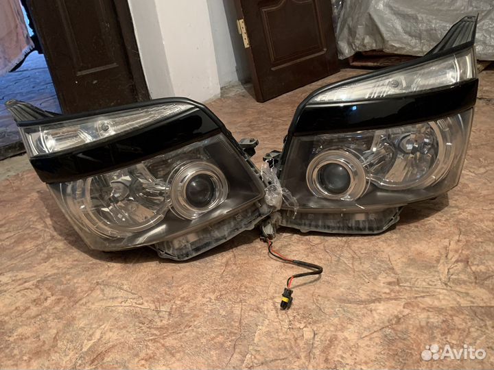 Toyota voxy фары
