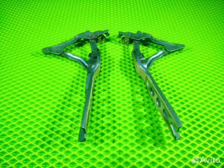 Петля капота Skoda Octavia A5