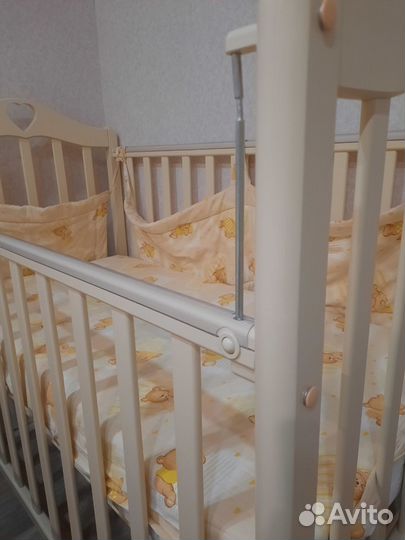 Детская кроватка с маятником белая