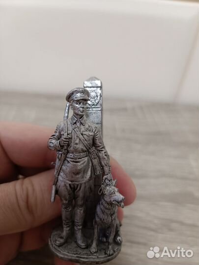 Модели машин и оловянные солдатики