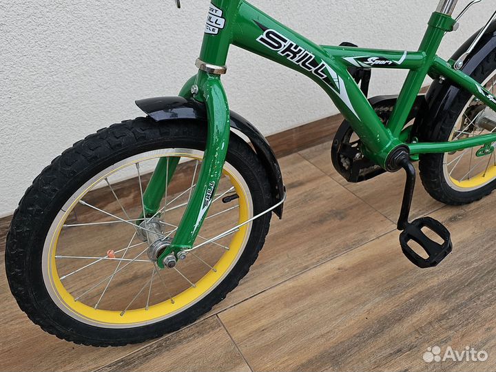 Детский велосипед с боковыми колесами