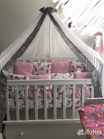 Детская кроватка с маятником и ящиком белая